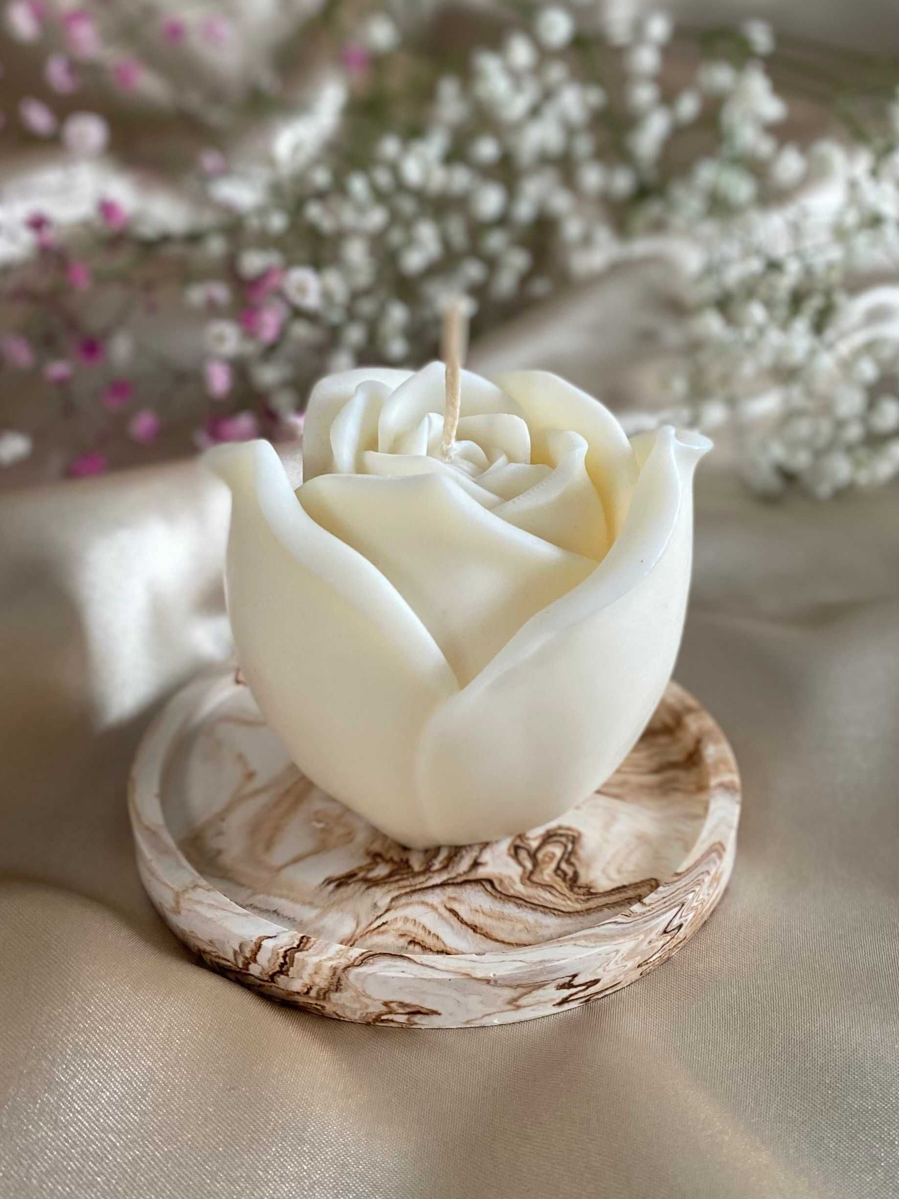 Piękna świeca sojowa w kształcie róży