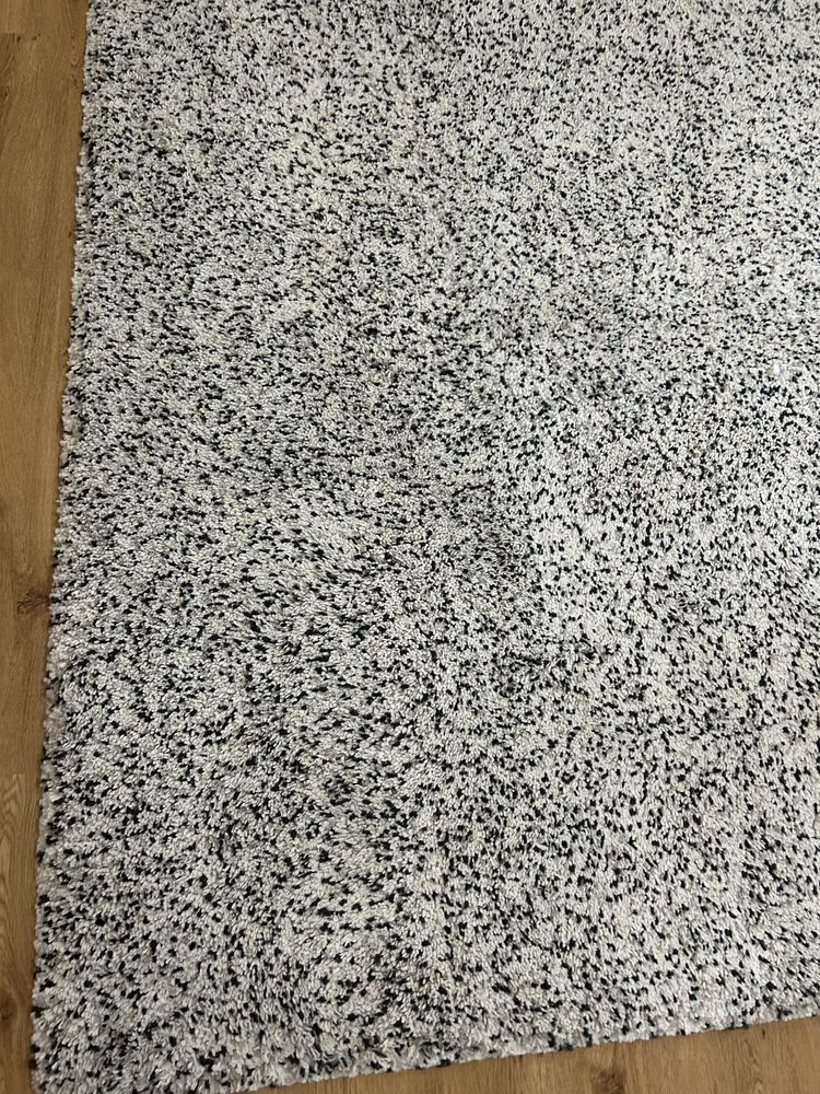 Carpete IkEA  branco com apontamentos em cinza e preto
