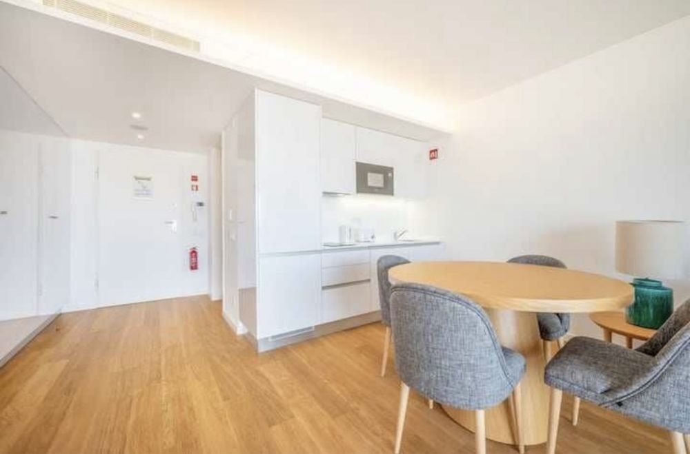 Apartamento na 1.ª linha com garagem e piscina