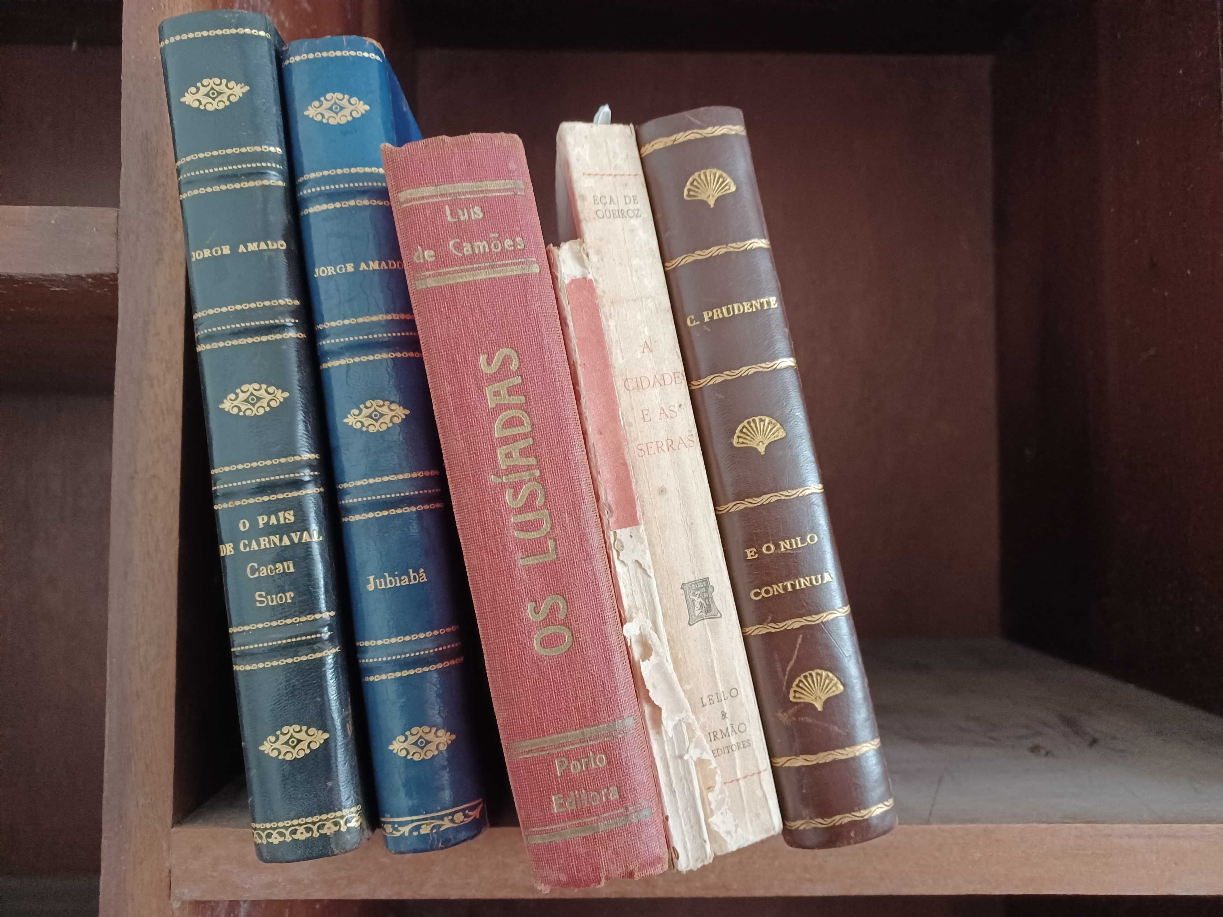 Vários livros antigos conforme foto