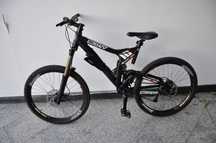 Bicicleta Scott Nitrous 10 e equipamento de downhill