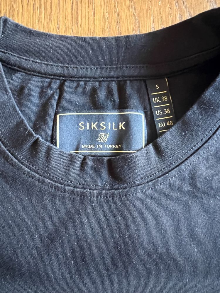 T-shirt SikSilk preta e dourada