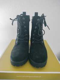 Botas pretas com atacadores