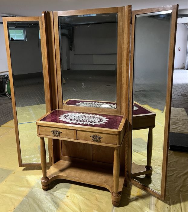 Drewniana toaletka z potrójnym lustrem – styl vintage