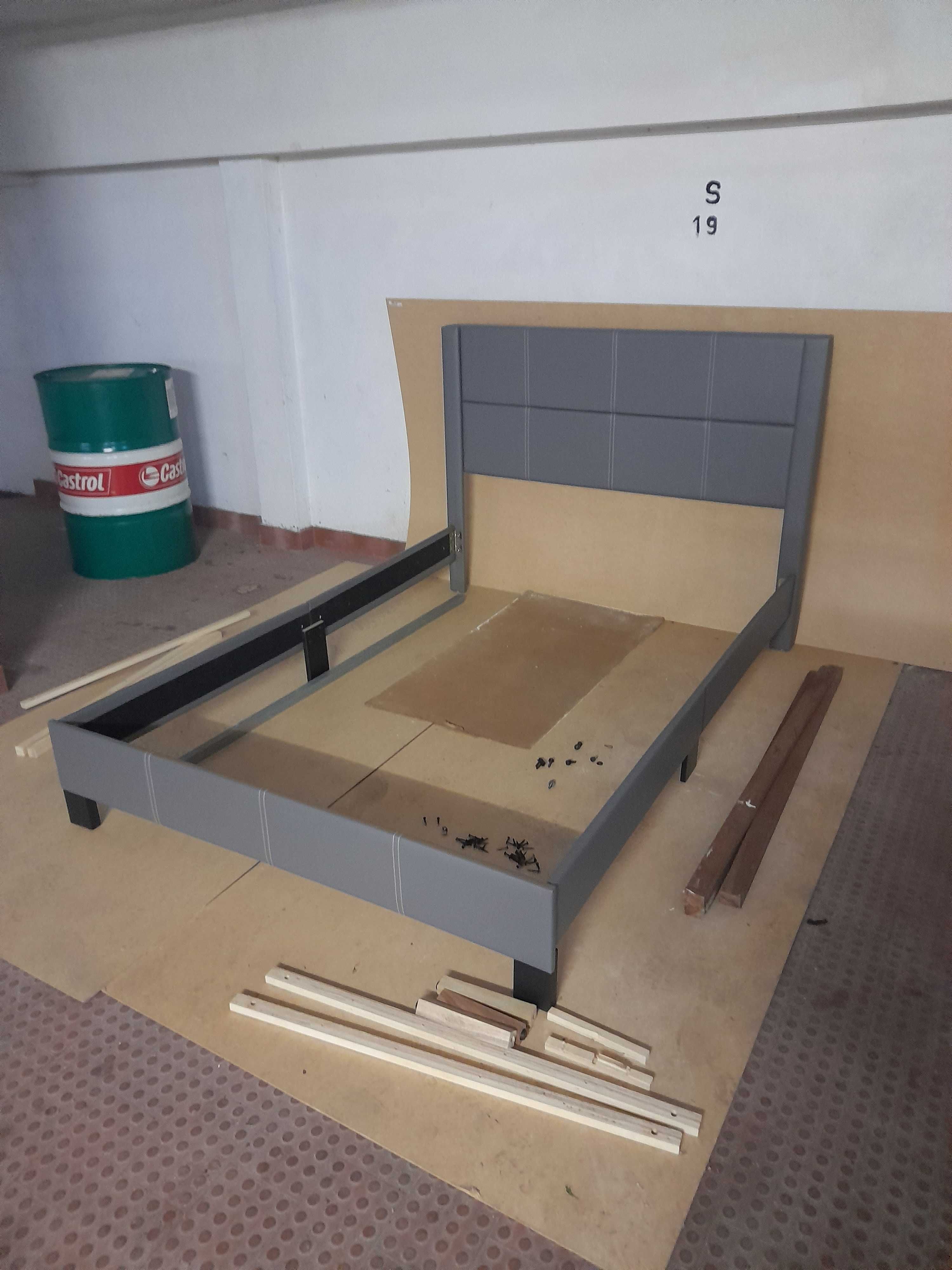 Cama nova em material napa de cor cinza