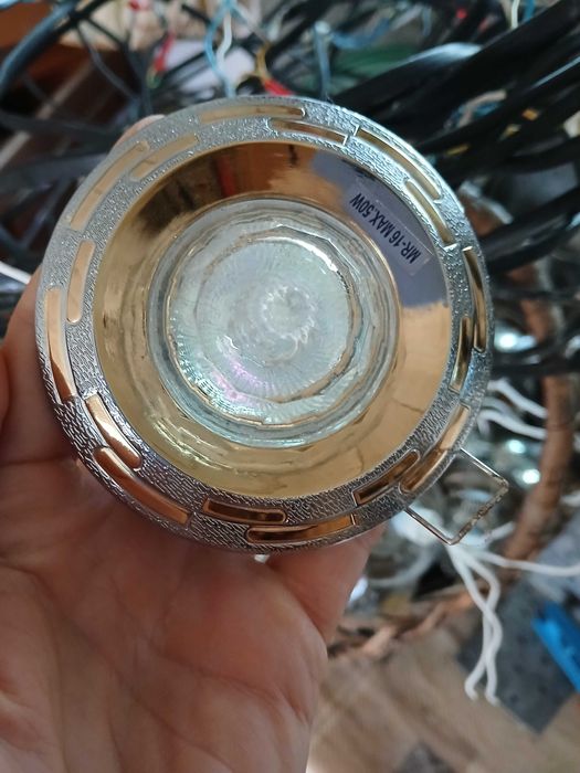 Світильники з лампочками