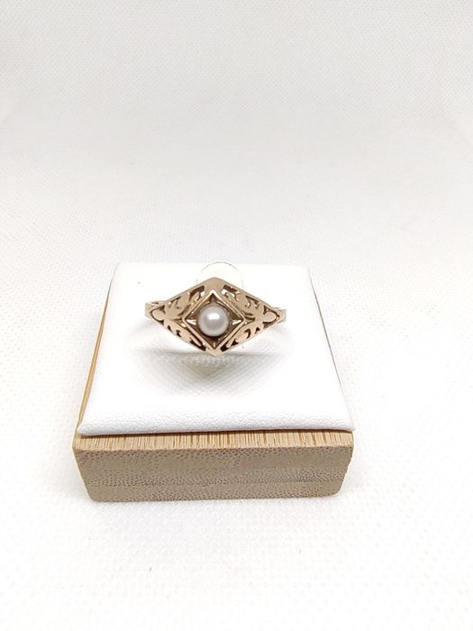 Złoty pierścionek z perłą PR 585