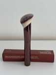 Nowy pędzel do podkładu Hourglass Ambient soft glow foundation brush