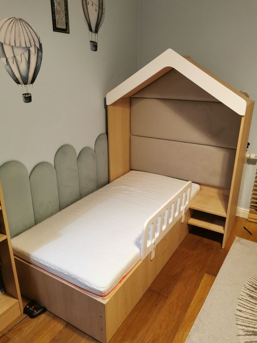 Ozdobne łóżko w kształcie domku firmy Meblik