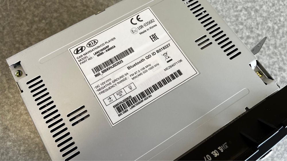 Radio z nawigacją Kia Carens IV + wzmacniacz OEM – komplet