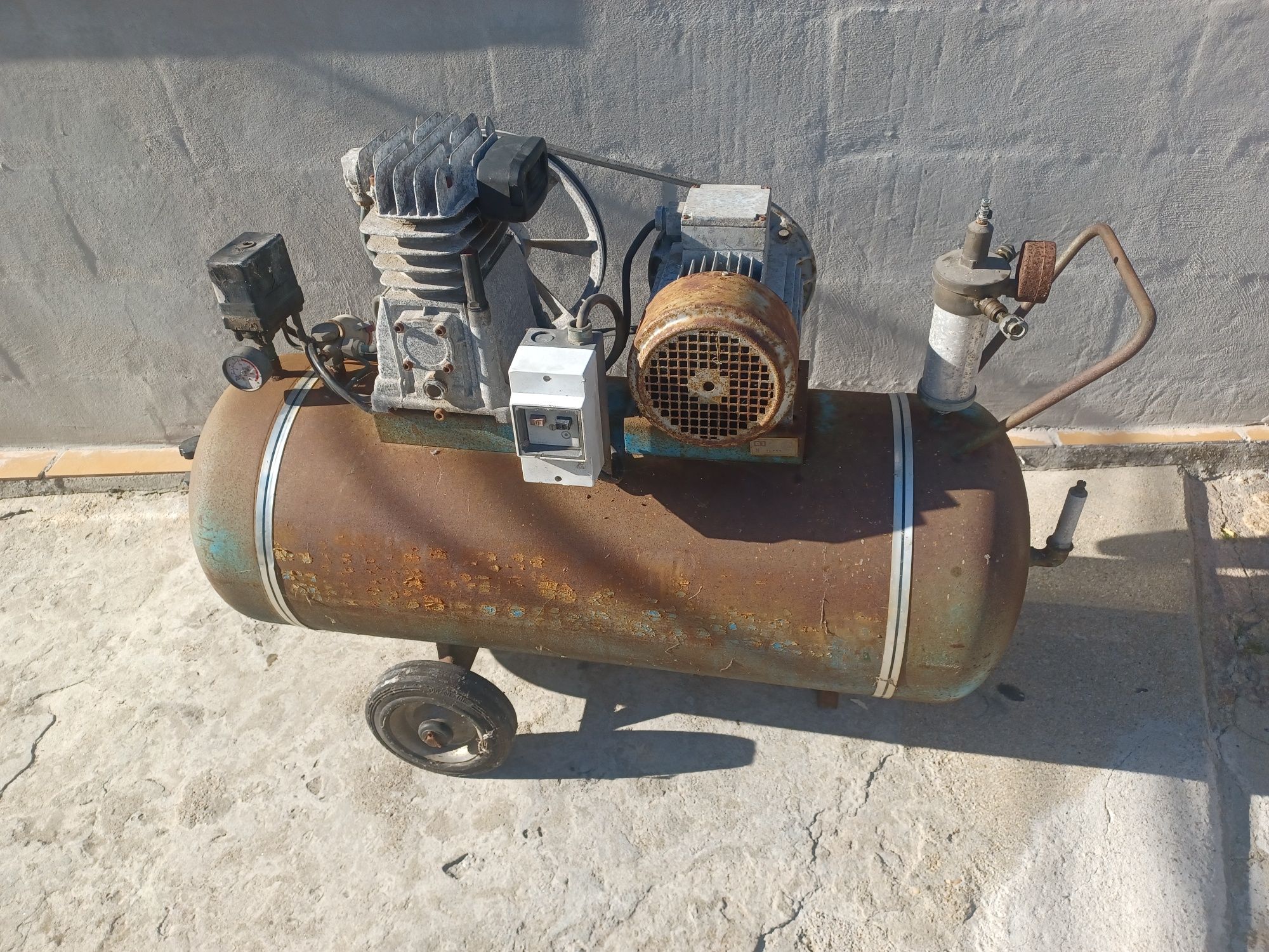 Compressor trifásico