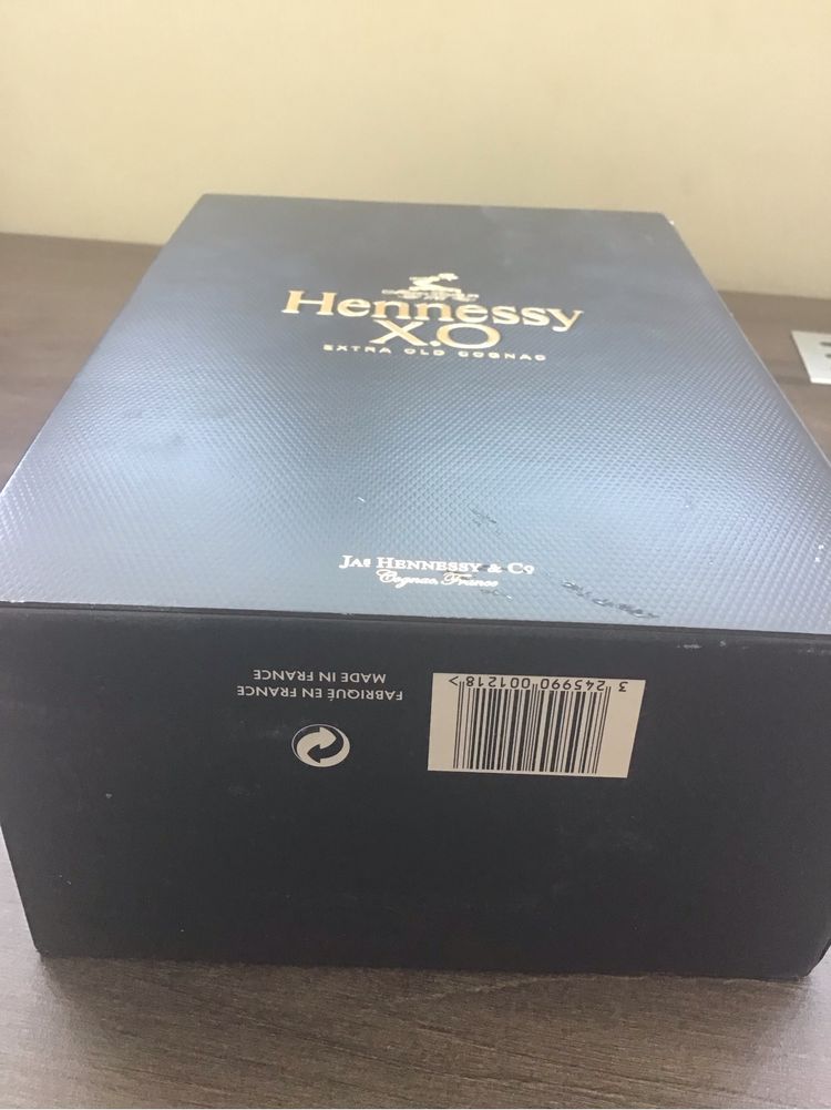 Бутылка с коробкой Hennessy X.O