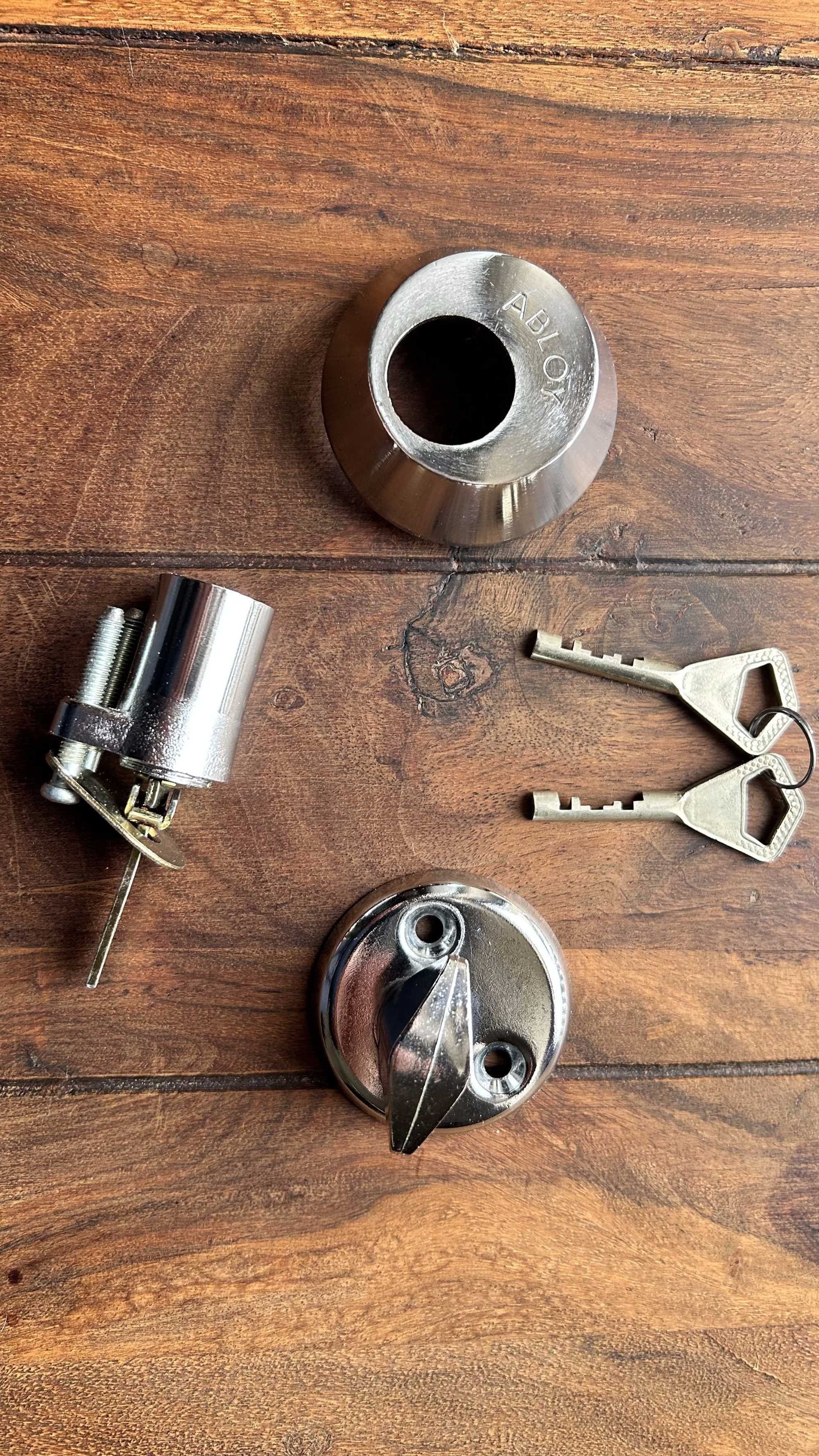 Assa Abloy 4190 wkładka wraz z rozetami.