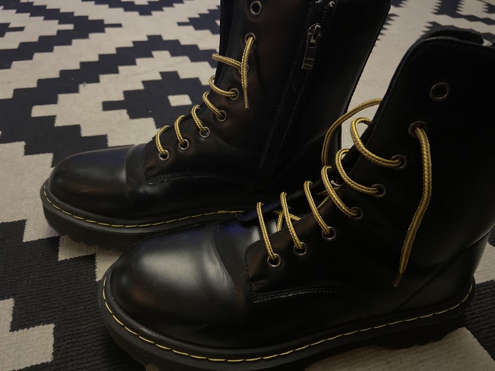 Botas pretas lindas estilo doc Martens