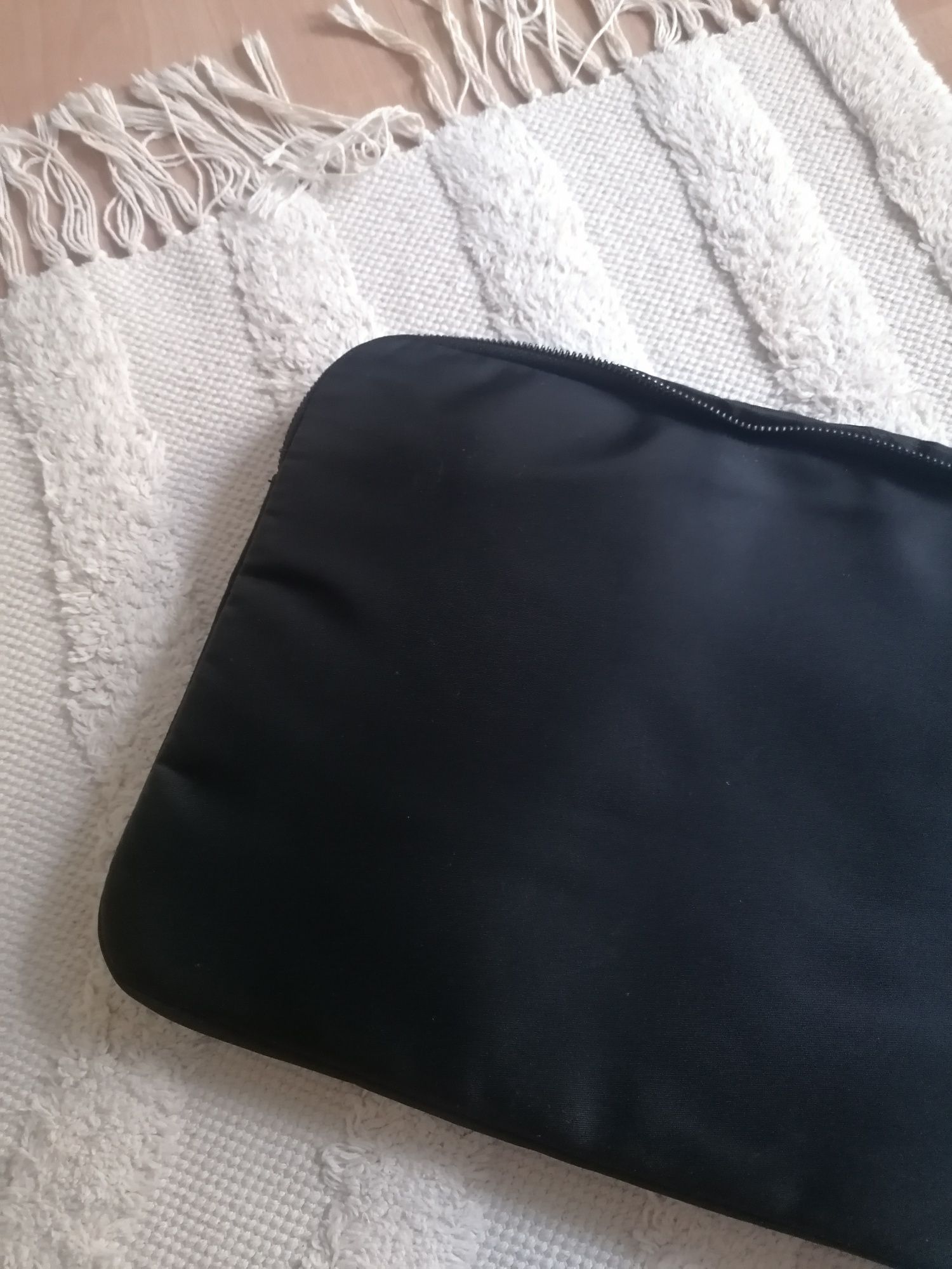 Czarne etui na laptopa skóra