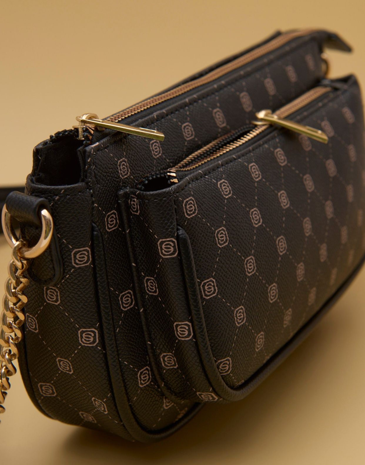 Nowa mała czarna torebka crossbody Sinsay z monogramem