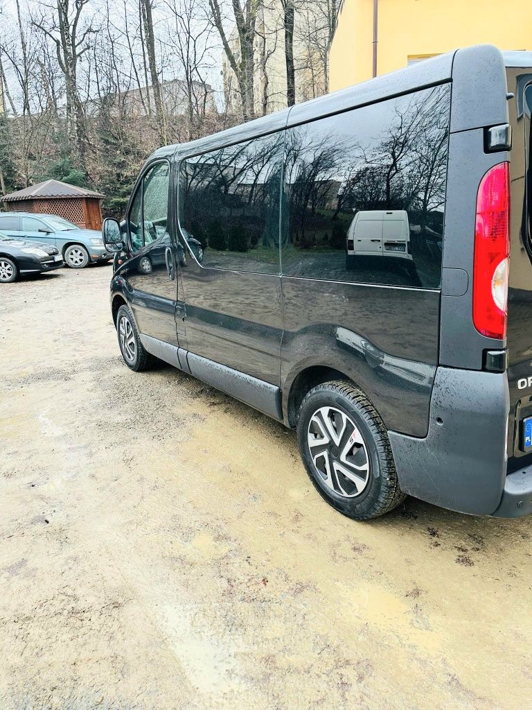 Opel vivaro 2008 r 2.0 d 9 os czujniki przód i tyl przebieg 260 tys