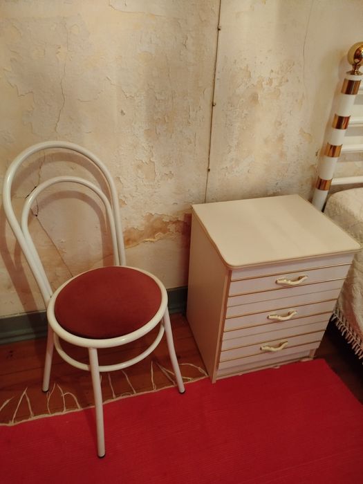 Cama com mesa de cabeceira