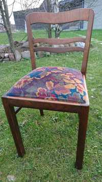 Zabytkowe krzesło dębowe w modnych kolorach w kwiatowych motywach
