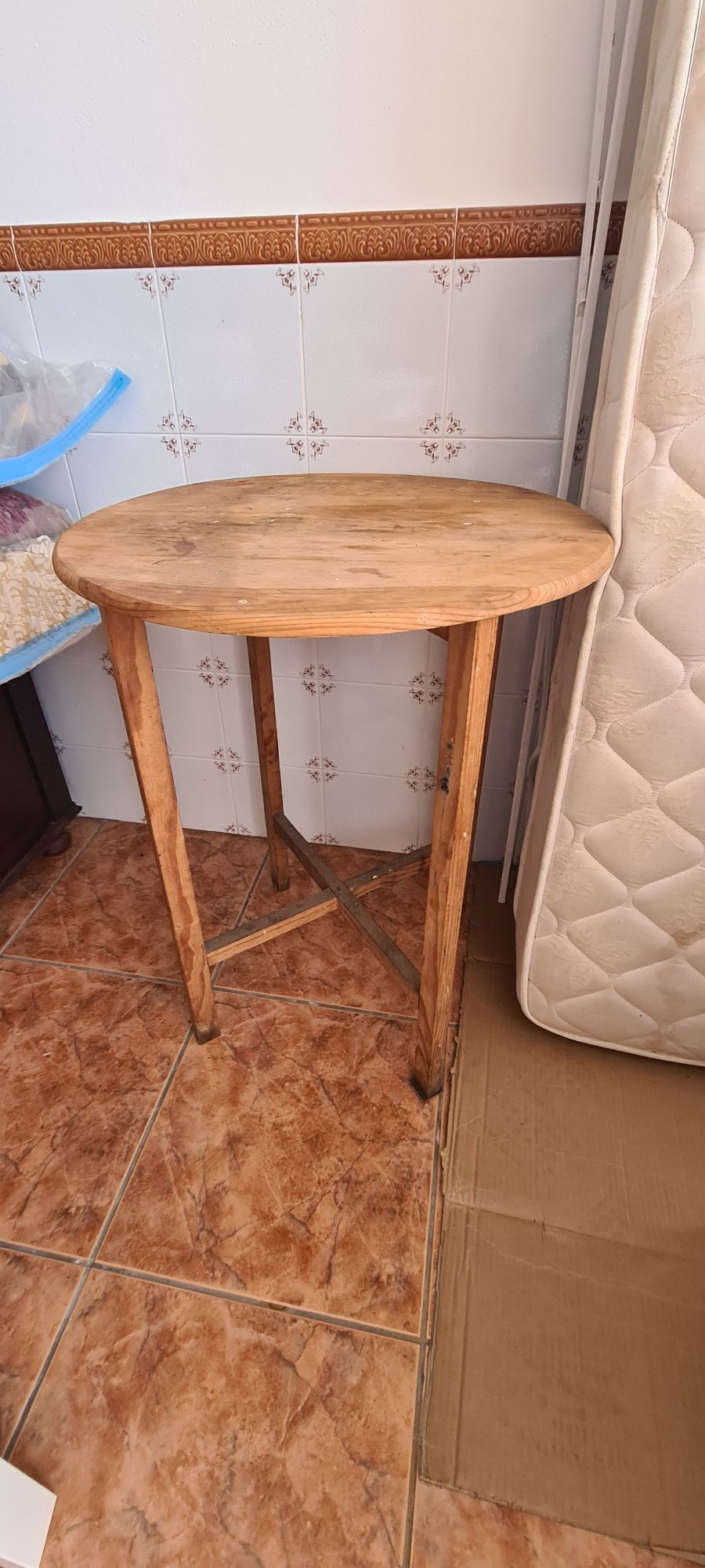Mesa de apoio para quarto ou sala