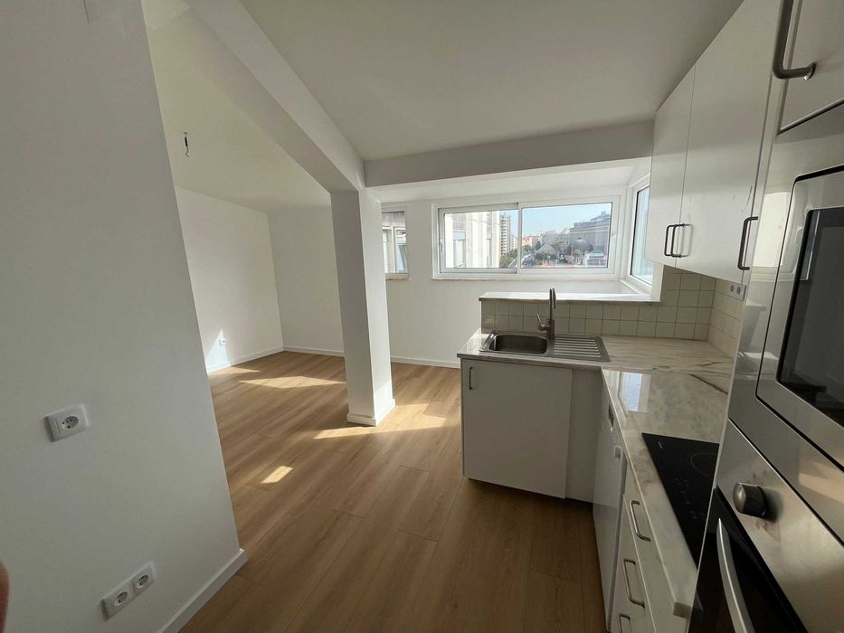 Fantástico T1 em Lisboa com Varanda e Muita Luz Natural