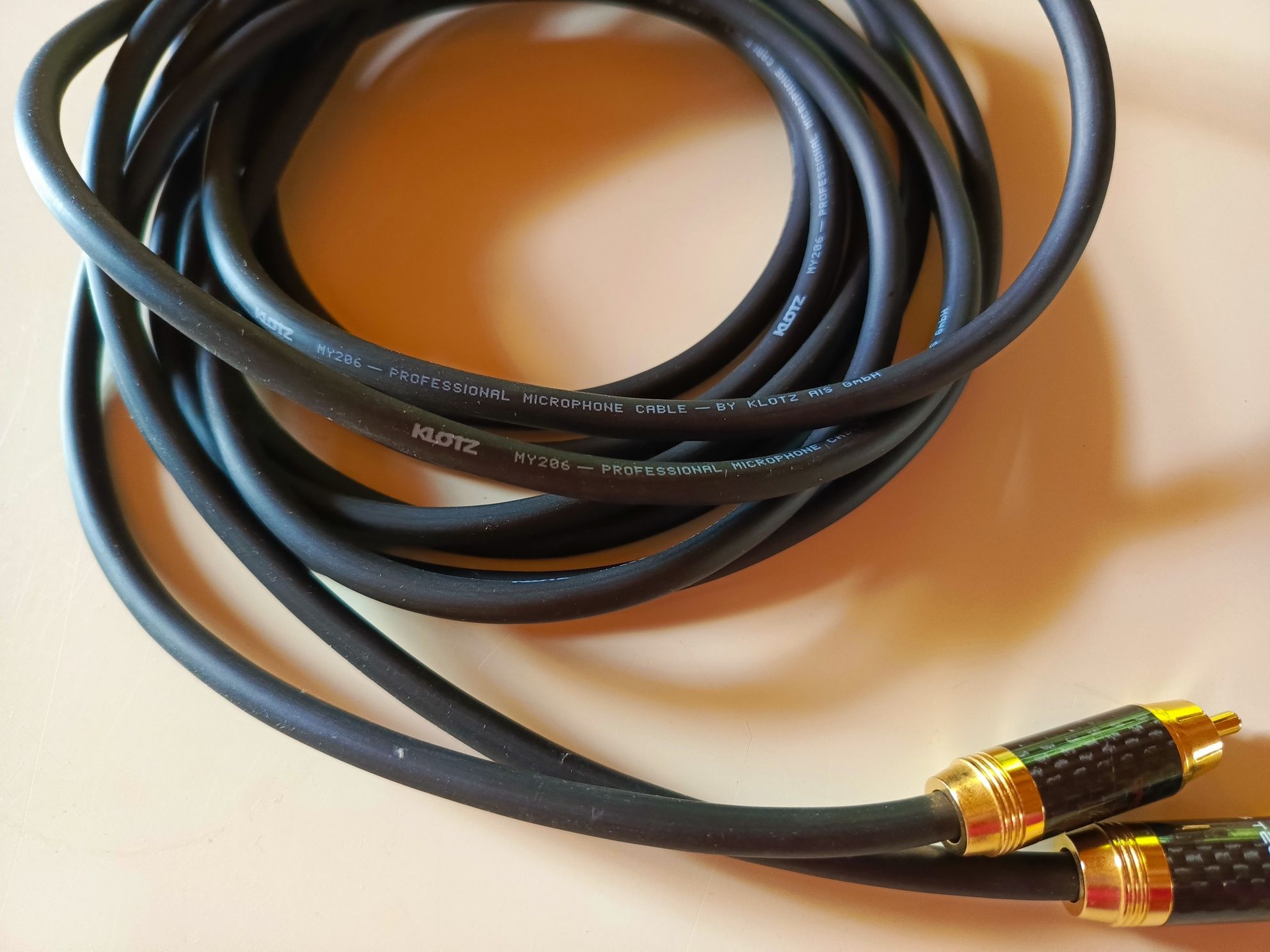kabel mikrofonowy marki Klotz model MY286 długość 2 metry złote