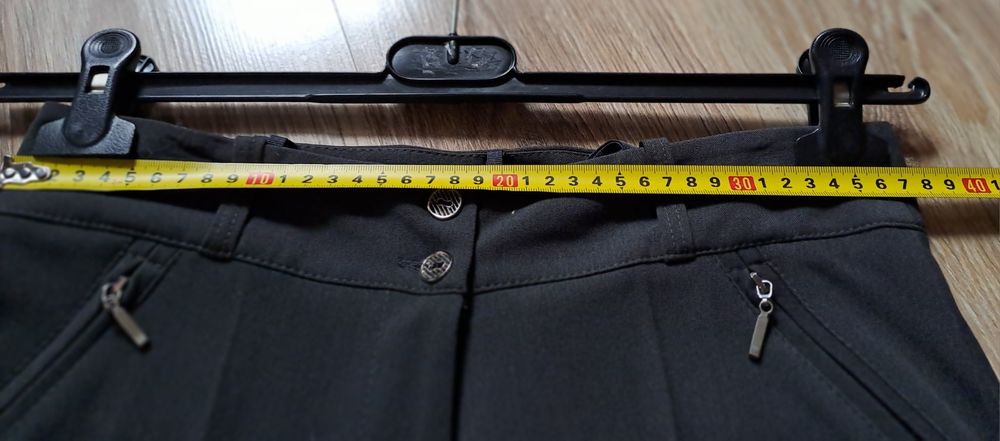 Grafitowe spodnie garniturowe by A&G.