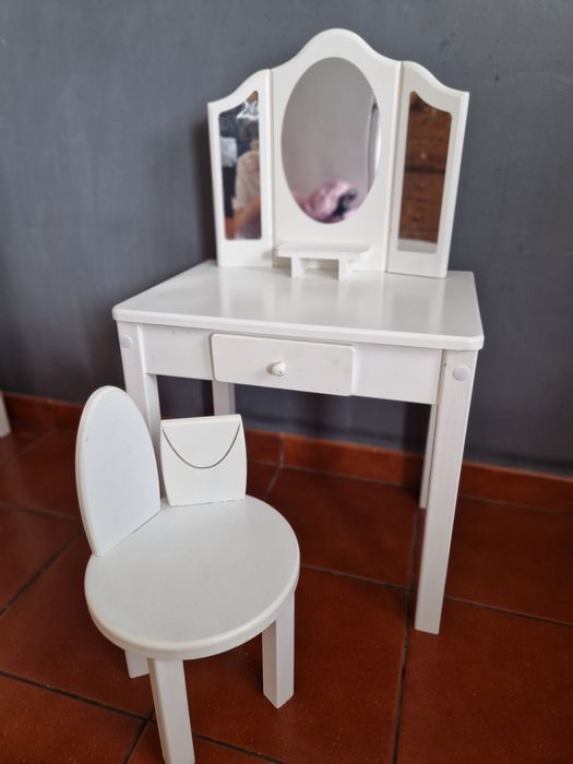 Drewniana biała toaletka dziecięca dla dziewczynki