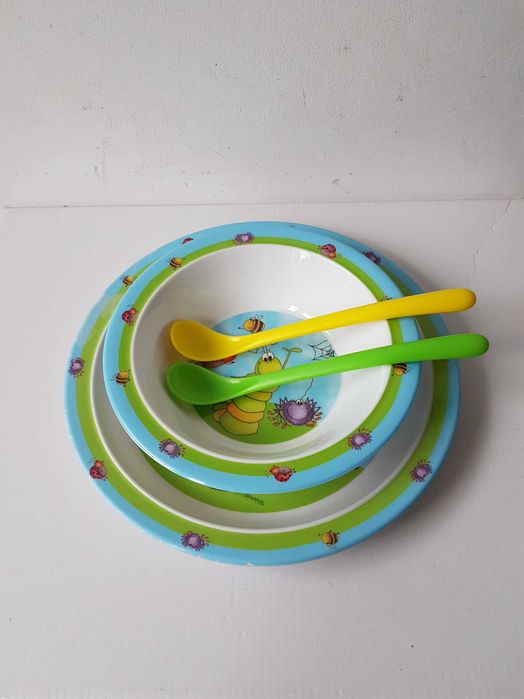 Plastikowy talerzyk i miseczka owady biedronka pająk pszczółka