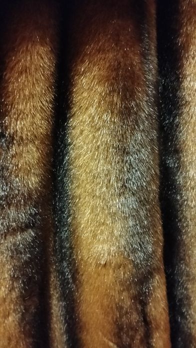 Шуба жіноча із штучного хутра.