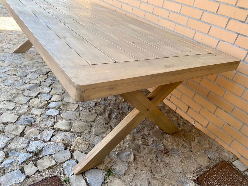 Mesa de exterior em madeira