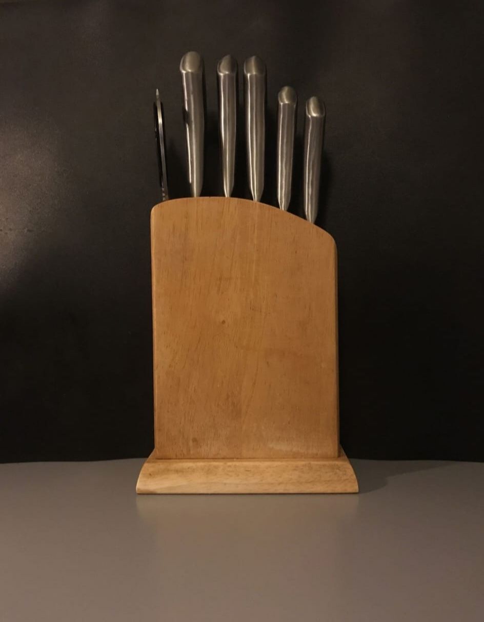 Conjunto de 5 facas e tesoura com suporte de madeira