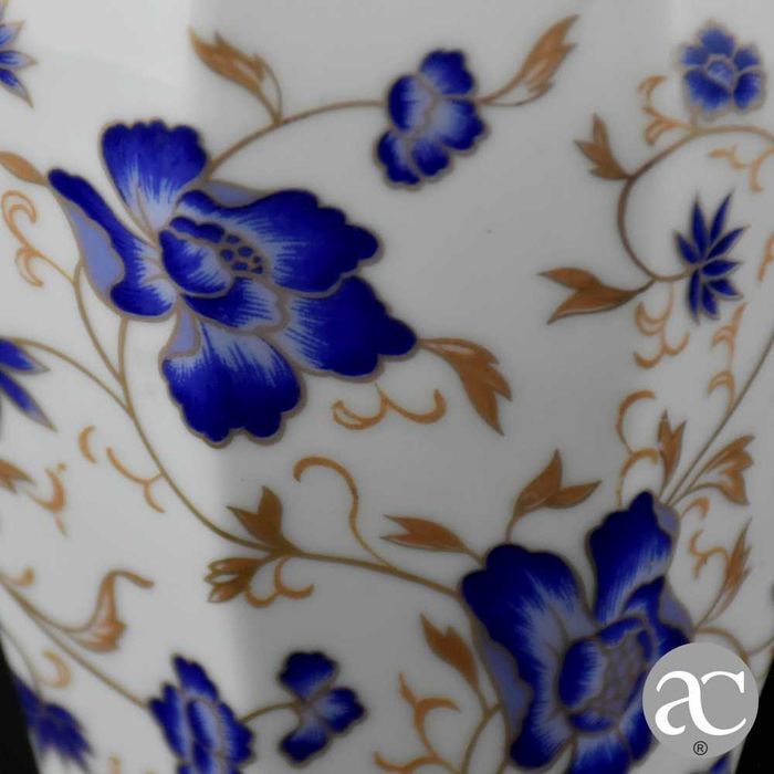2 Jarras oitavadas em porcelana NG, ricamente decorada em azul e ouro