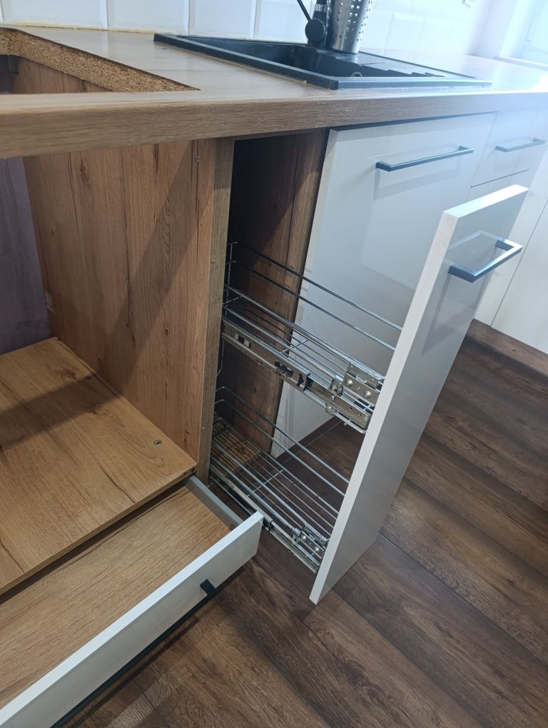 Kuchnia z mikrofalą,okapem i zlewem