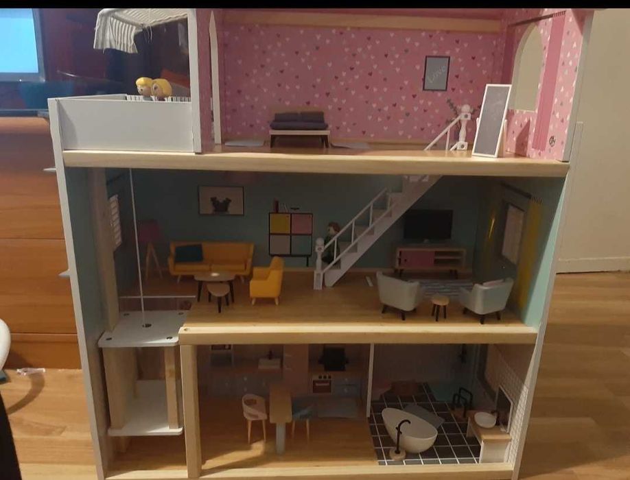 Casa de bonecas de madeira com acessórios