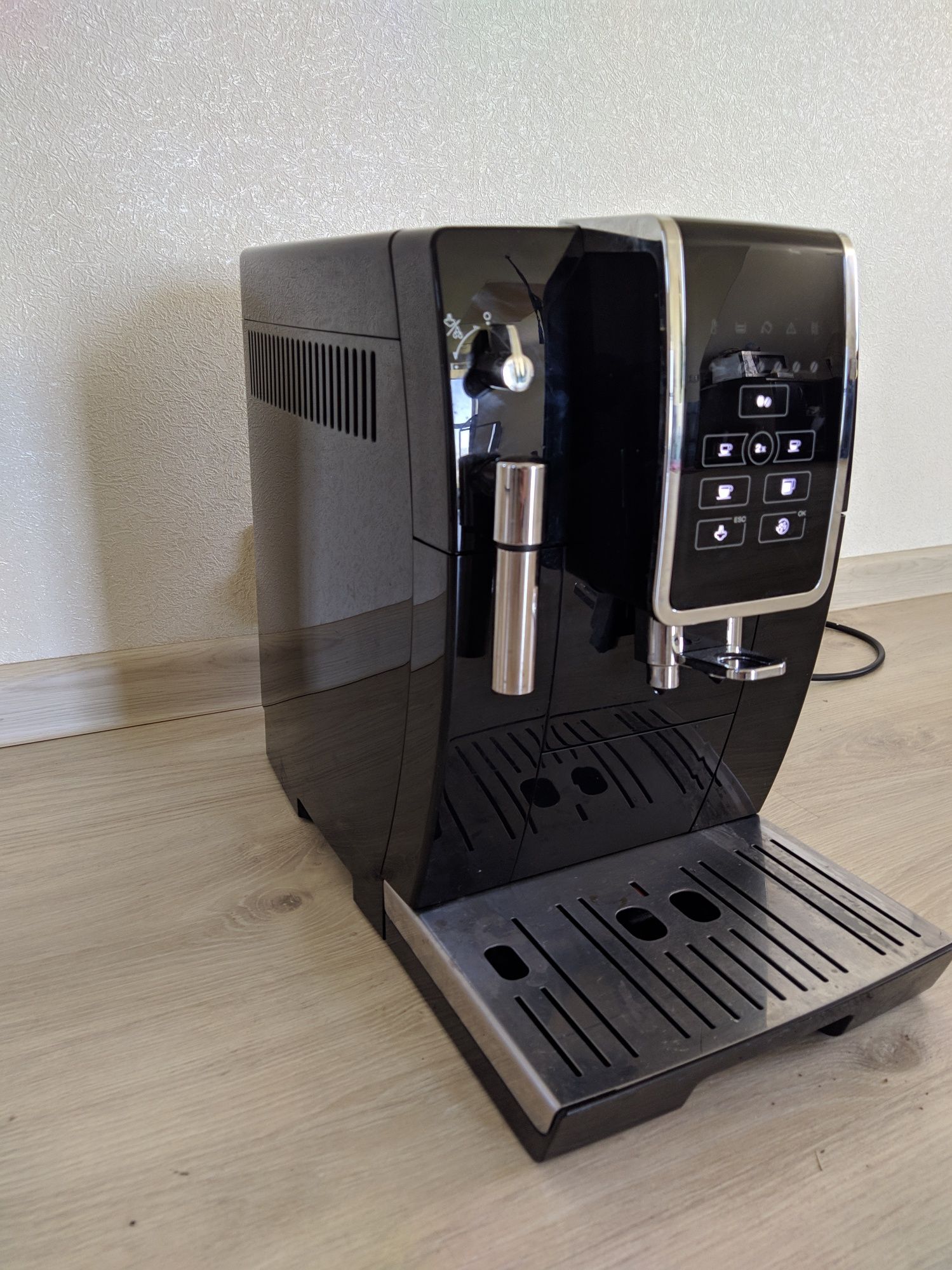 Кофемашина Delonghi Dinamica