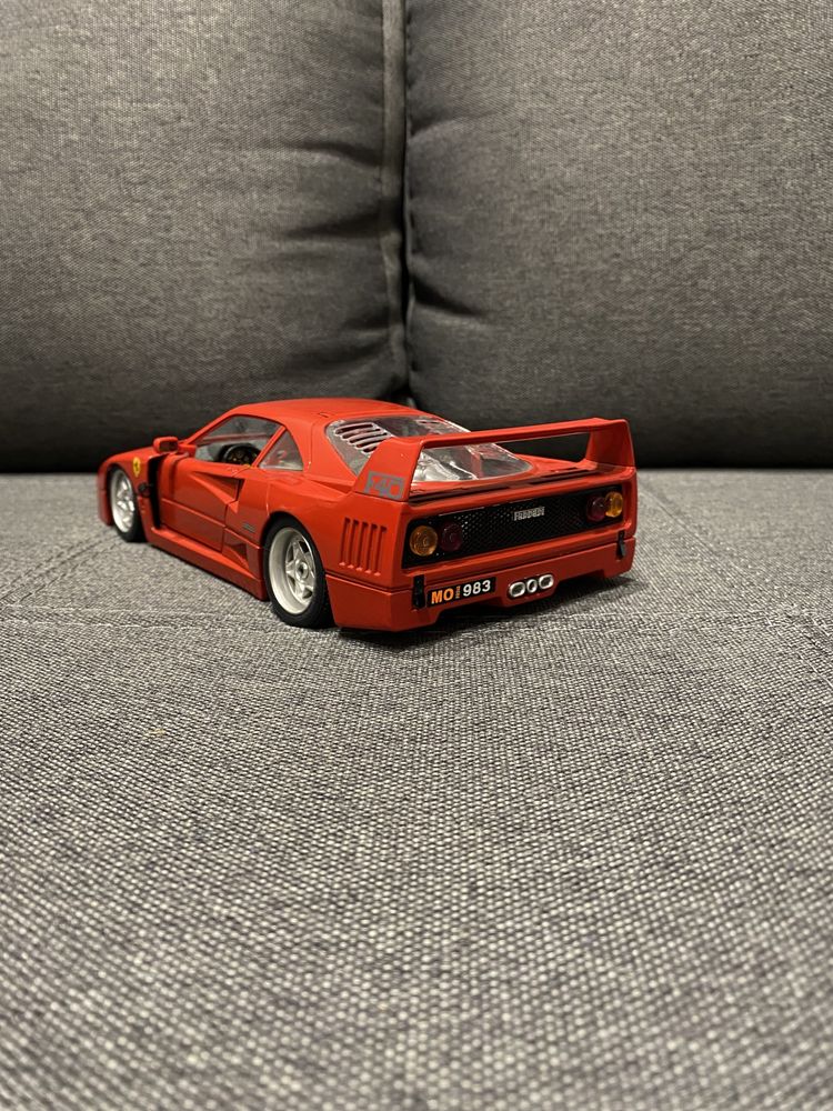 Модель Ferrari F40 1987 1:18 Burago