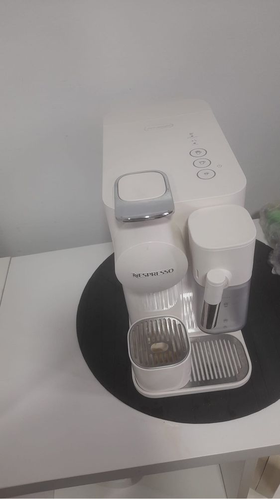 Máquina Nespresso Lattissima One SEMI NOVA - BAIXA DE PREÇO