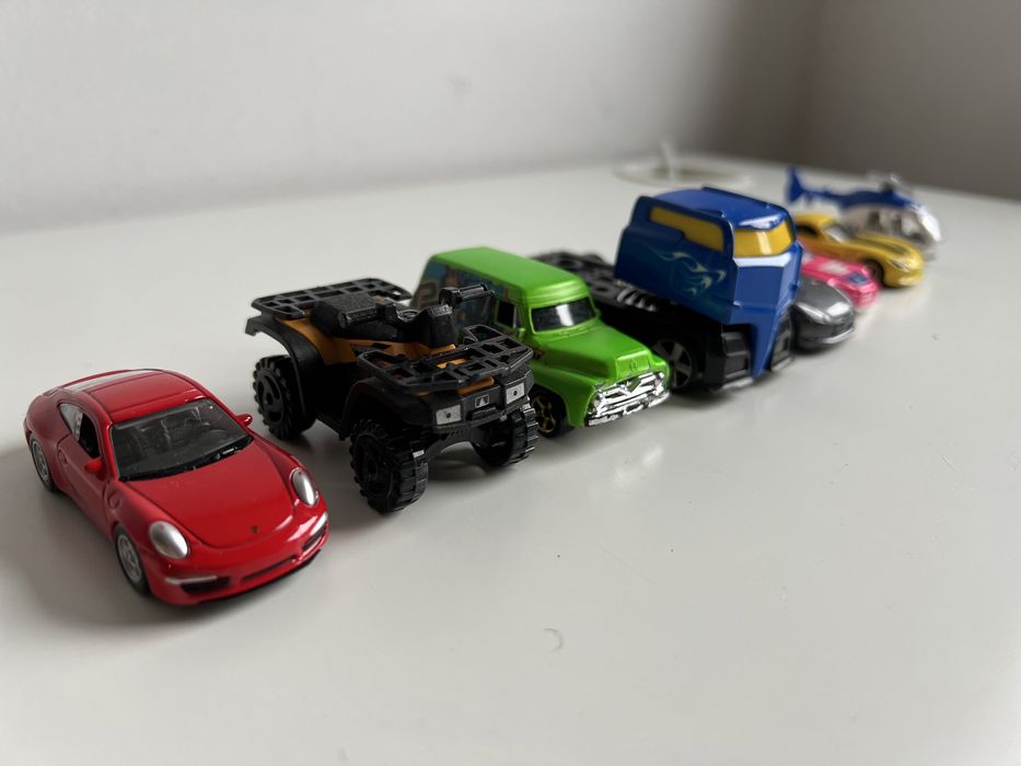 Osiem aut hot wheels, matchbox, ford, viper, helikopter, quad