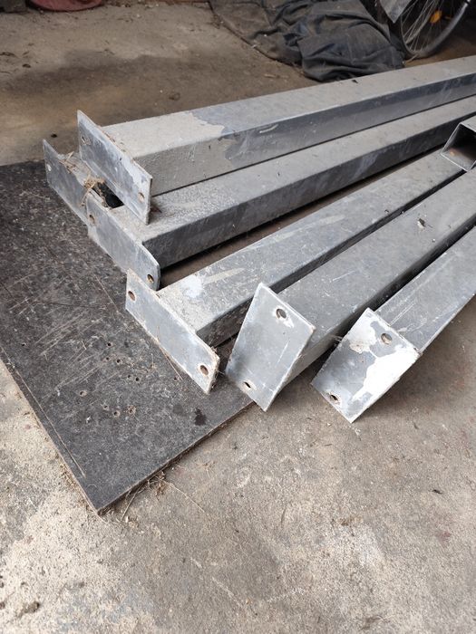 Slupy stalowe malowane