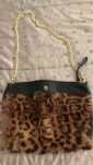 Bolsa com estampa e detalhes dourados