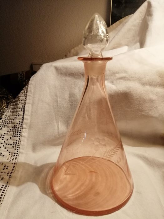 Garrafa lapidada rosa.