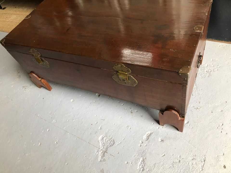 Arca Vintage, com detalhes em metal e pés separados.