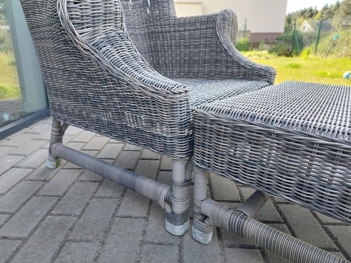 Rattanowy fotel z podnóżkiem Riviera Maison outdoor