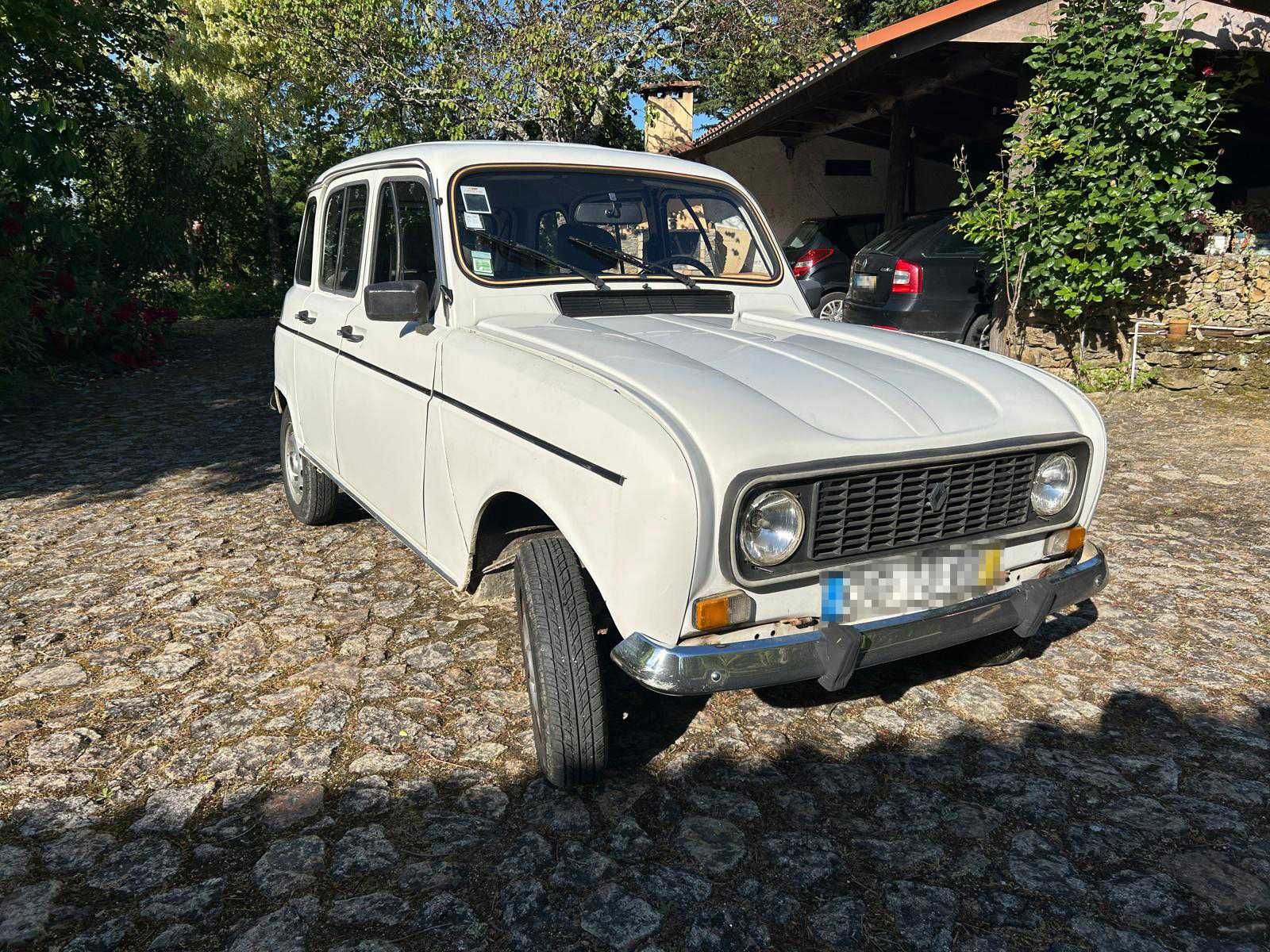 Carro Renault 4L em bom estado