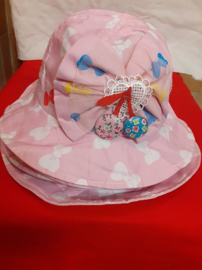 Ładny  różowy  kapelusz dla dziewczynki nowy