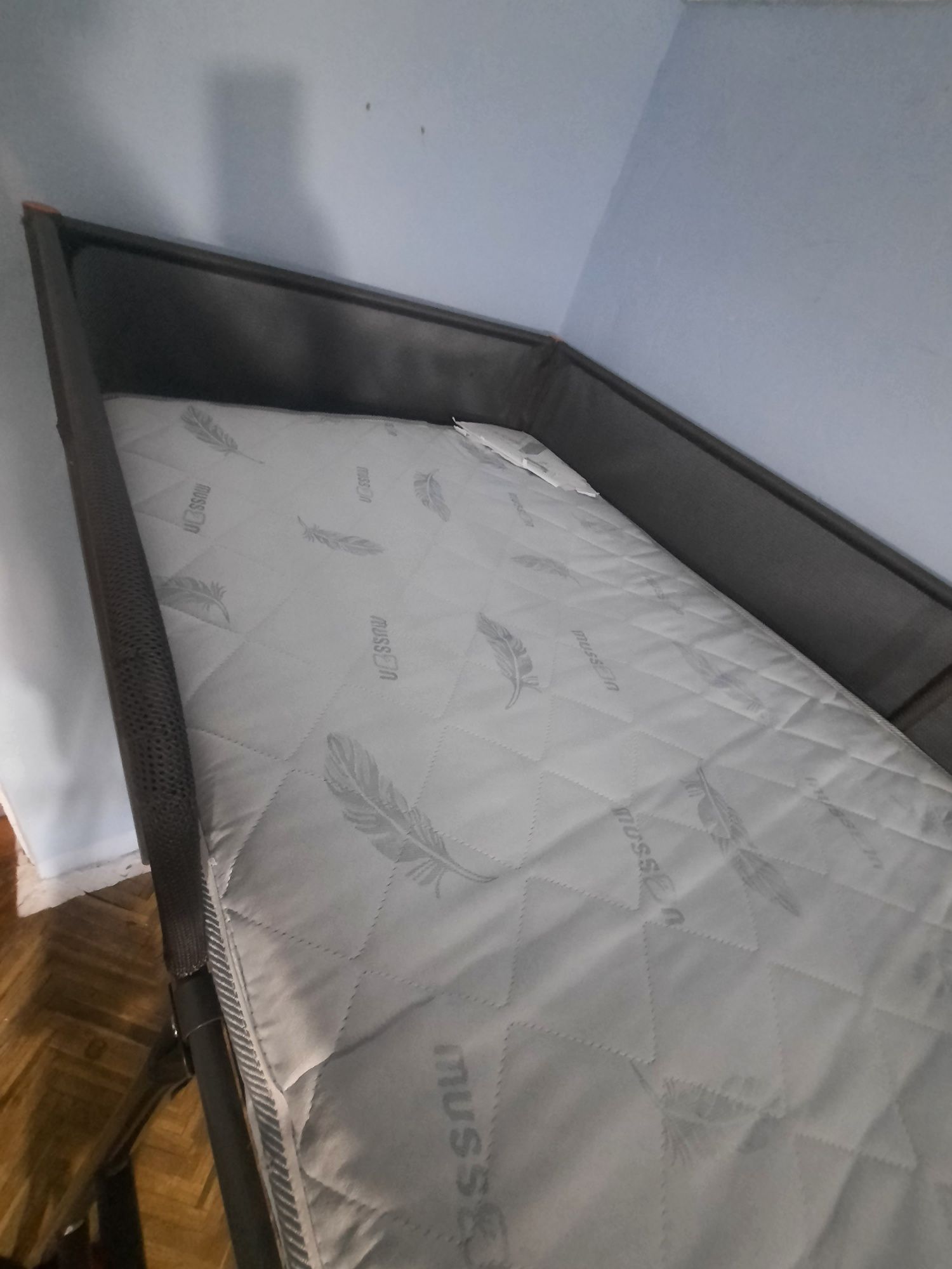 Продам подрастковую металлическую кровать.