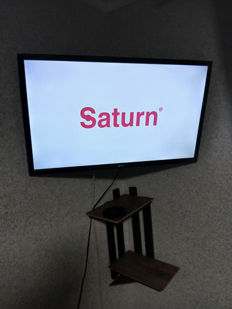 Телевізор Saturn 32 + кутова поличка + кріплення