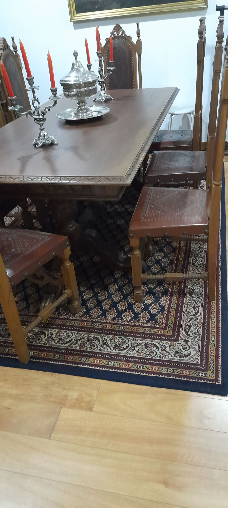 1 mesa sala de jantar e 8 cadeiras em madeira de castanho.