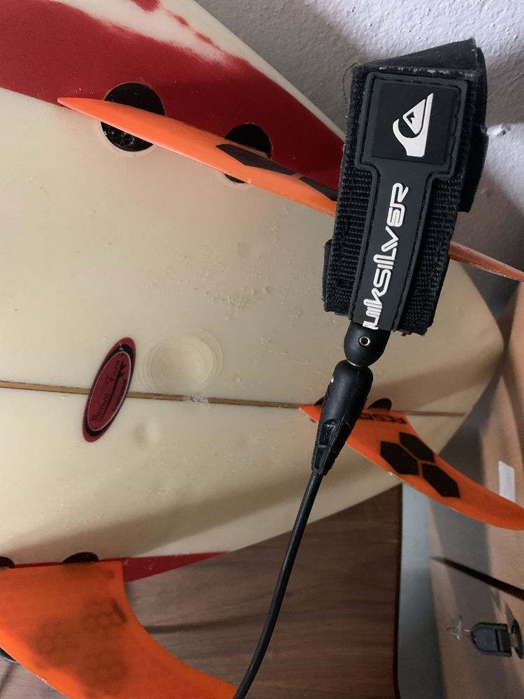 Prancha surf Spider 6.0, com leash Quicksilver, quilhas FCS e deck DK